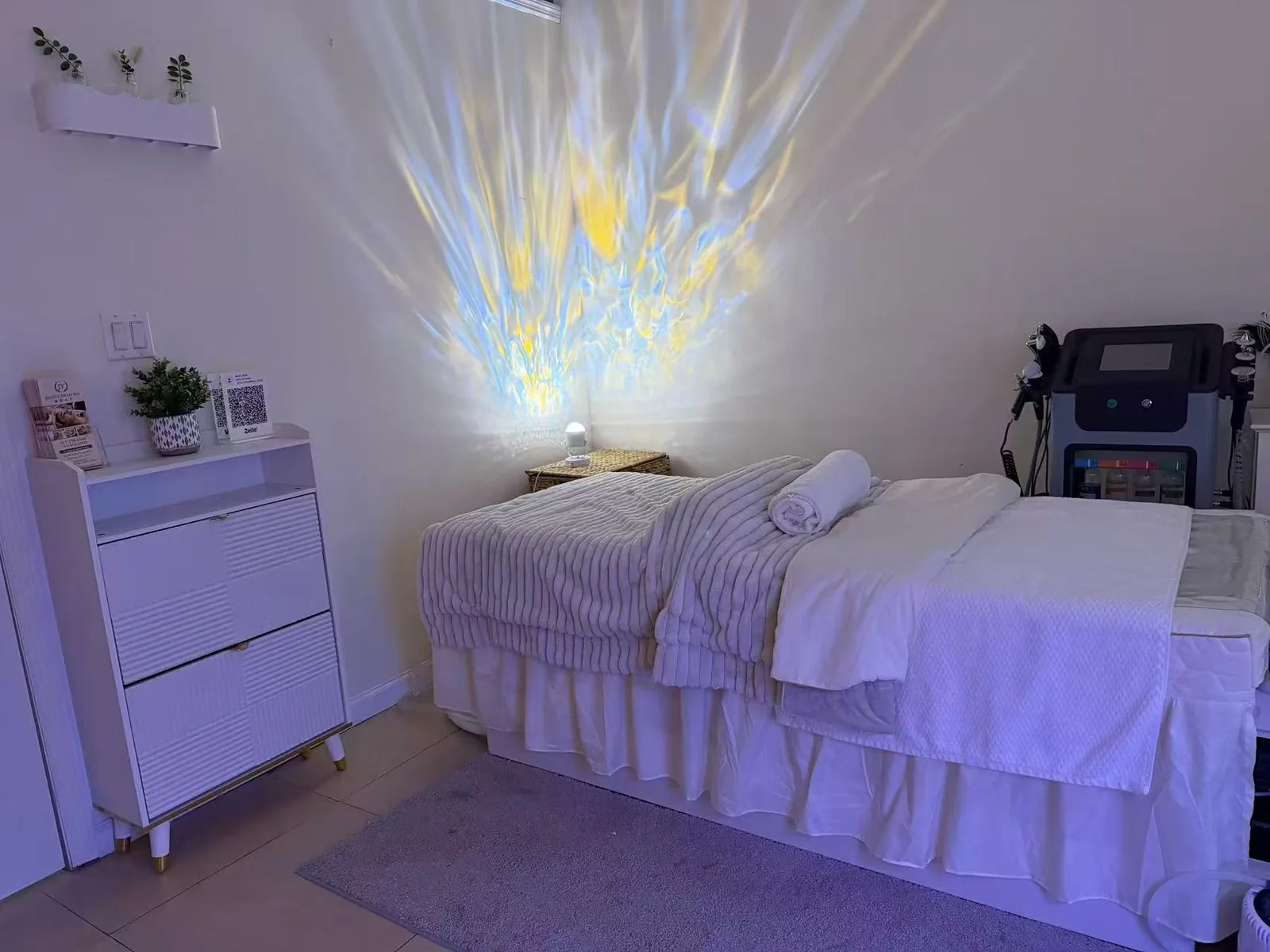 Private facial treatment room and bed at Jinyue Head Spa in Flushing