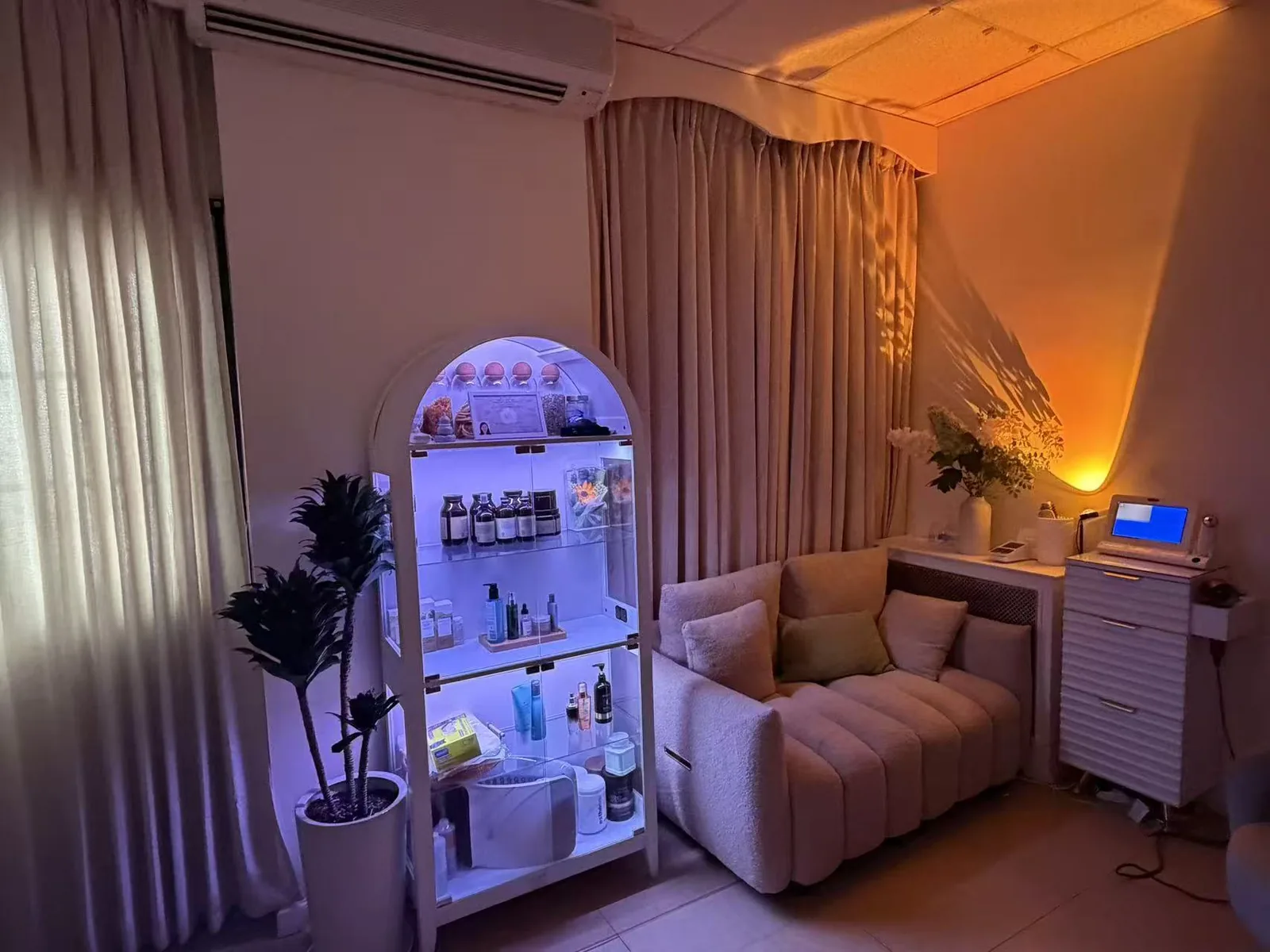 Warm, softly lit relaxation lounge at Jinyue Head Spa in Flushing